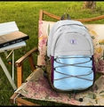 Détail d'un sac à dos en nylon multicolore avec cordons élastiques et écusson fleuri - Gris et Bleu