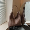 Vintage braune geflochtene Tragetasche aus Leder mit geräumigem Hobo-Design - Braun