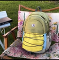 Gros plan extérieur d'un sac à dos en nylon avec patchwork coloré et cordon élastique - Vert & Jaune