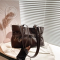 Grand sac cabas en cuir marron café avec boucle argentée et bandoulière longue - Marron