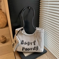 Schwarz-weiß gestreifte Canvas-Einkaufstasche mit Logo-Patch und kleiner Zusatztasche - Schwarz