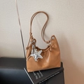 Sac fourre-tout en cuir marron avec ouverture plissée, bandoulière et étoile - Avec Pendentif / Marron