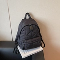 Mochila acolchada negra minimalista con textura ligera y bolsillo frontal con cremallera - Negro