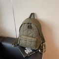 Mochila acolchada verde oliva con textura suave tipo plumífero y cremalleras espaciosas - Verde