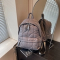Mochila chic de nailon acolchado gris humo con correas ajustables y bolsillo frontal - Gris