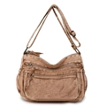 Dettaglio della borsa a tracolla vintage marrone con tasche multiple e zip - Marrone