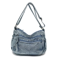 Dettaglio della borsa in denim lavato vintage con molteplici tasche con cerniera - Blu