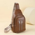 Borsa a tracolla in ecopelle marrone con ampia tracolla intrecciata geometrica - Marrone