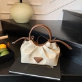 Bolso tipo saco plisado de lona beige con ribete de cuero marrón y detalle de logo - Caqui