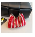 Detalle del bolso de malla a rayas rojas y blancas con asa de cadena metálica - Rojo