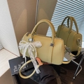 Bolso almohada verde aguacate con patrón de lichi, lazo de encaje de perlas y correa - Con Colgante / Verde