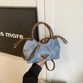 Bolso de mano denim azul claro con asas de cuero marrón y detalle de parche triangular - Azul