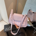 Petit sac à bandoulière lilas à carreaux avec rabat et lettrage de mode chic - Violet