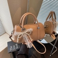 Bolso Boston beige con textura litchi y colgante de lazo con encaje de perlas - Con Colgante / Caqui