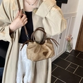 Bolso bandolera plisado retro en marrón estilo vintage con un logo triangular - Marrón