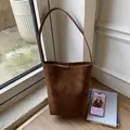 Bolso cubo minimalista de ante marrón con correa ancha y estilo retro vintage - Marrón