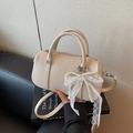 Elegante bolso almohada blanco crema con textura de lichi y colgante de perlas - Con Colgante / Blanco Roto