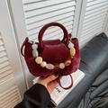 Borsa a secchiello in velluto bordeaux con manico in perle di resina e tracolla - Rosso