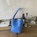 Bolso tipo cubo azul brillante de gamuza minimalista con correa larga para hombro - Azul