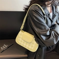 Détail du sac baguette à carreaux vert clair avec bordure en cuir et fermoir magnétique - Vert