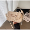 Détail de broderie à carreaux beige sur sac bandoulière avec pendentif en perles - Avec Pendentif / Blanc Cassé