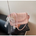 Détails d'un sac à carreaux rose avec chaîne de perles, nœud en dentelle et logo - Avec Pendentif / Rose