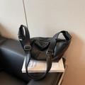 Sac bandoulière noir plissé minimaliste avec sangle réglable et boucle en métal argent - Noir