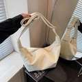 Sac bandoulière demi-lune blanc minimaliste en cuir PU souple avec large sangle - Blanc Cassé