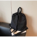 Détail du sac à dos noir à cordon en nylon imperméable avec étiquette tissée élégante - Noir
