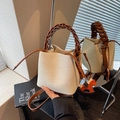 Sac seau chic en toile beige avec anse en cuir marron et breloque cheval - Blanc Cassé