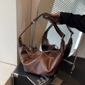 Sac hobo marron foncé avec large bandoulière réglable et texture en cuir plissé - café