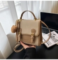 Detail der khakifarbenen Vintage-Ledertasche mit Markenlogo-Prägung und Metallbeschlägen - Khaki