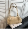 Dettaglio delle lettere a rilievo e cerniera argento sulla borsa a spalla in pelle beige - Bianco