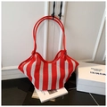 Détail du sac cabas en maille à rayures rouges et blanches avec texture tissée et lanières - Rouge