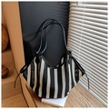 Détail d'un sac cabas en maille rayée noir et blanc avec cordon de serrage et longues anses - Noir
