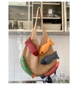 Nahaufnahme der braunen Stricktasche mit bunten fischförmigen Stoffanhängern - Einheitsgröße / Khaki