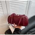 Dettaglio borsa a spalla bordeaux con hardware argento e doppia chiusura a zip - Rosso