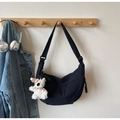 Détail du sac demi-lune noir en nylon avec charmant pendentif chiot en peluche doux - Noir (avec pendentif)