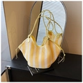 Détail du sac cabas en maille rayée jaune et blanc avec cordons et fines poignées - Jaune