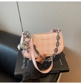 Detalle de bolso rosa de cuadros con cadena plateada gruesa y un colgante de esfera metálica - Rosa con colgante