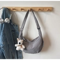 Détail du sac demi-lune en nylon gris avec bandoulière réglable et breloque ours - Gris (Avec Pendentif)