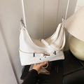 Sac sous le bras demi-lune blanc brillant avec détails argentés et sangle réglable - Blanc