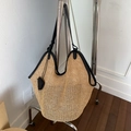 Sac fourre-tout en paille tissée beige avec lanières en cuir noir pour la plage - Noir