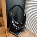 Sac hobo noir brillant en cuir avec finitions argentées et détail de ceinture décorative - Noir