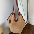 Sac fourre-tout tissé beige avec lanières en cuir marron et pendentif pour les vacances - Marron
