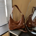 Sac à bandoulière marron brillant en forme de lune avec boucle en métal argenté - Marron