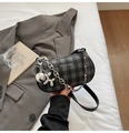 Detalle del bolso de cuadros con cadena plateada y colgante de perro globo - Negro con colgante