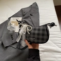 Sac bandoulière à carreaux gris et noir avec chaîne en perles et nœud en dentelle blanche - Noir avec pendentif
