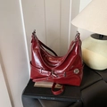 Sac sous le bras en cuir verni rouge foncé brillant avec boucle et logo en métal - Rouge