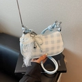 Sac à carreaux bleu et blanc avec nœud en dentelle et pendentif cœur perlé - Bleu avec Pendentif